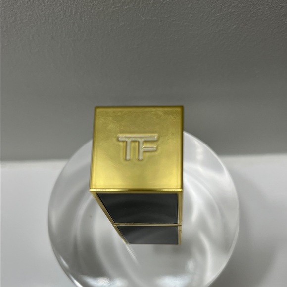 Tom Ford Luxurious Black and Gold Lipstick A 52 03 Casablanca rouge. A levres - Picture 2 of 3
